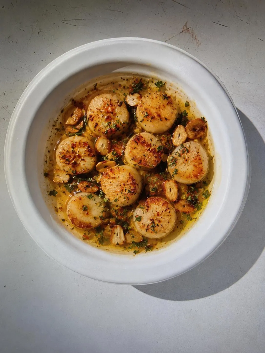 Pan-seared scallops with garlic
